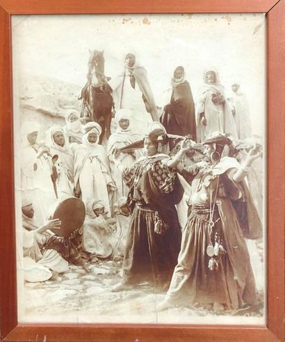 null Émile FRÉCHON (1848-1921)
Jeunes femmes et la danse, Afrique du nord
Deux tirages...