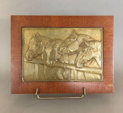 null D'après Jacques CARTIER (1907-2001)
Plaque en bronze figurant quatre chevaux,...