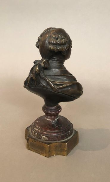 null Petit buste en bronze à patine brune représentant Louis XVI
Base en marbre et...
