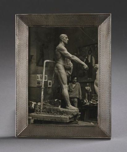 null Photographie d'un sculpteur dans son atelier.
Cadre en argent.
13,5 x 10,5 cm
Poids...