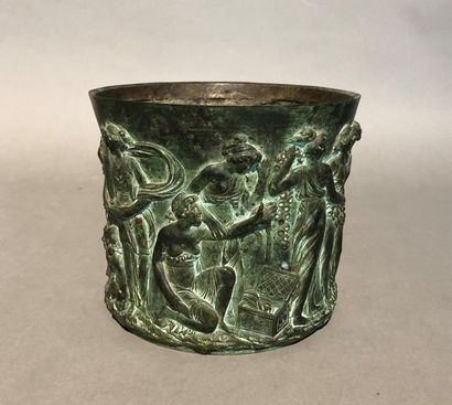 null Cache pot en bronze à patine verte à décor en bas relief de scènes à l'antique
15...