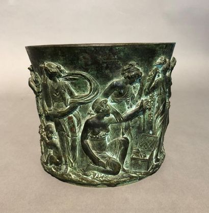 null Cache pot en bronze à patine verte à décor en bas relief de scènes à l'antique
15...