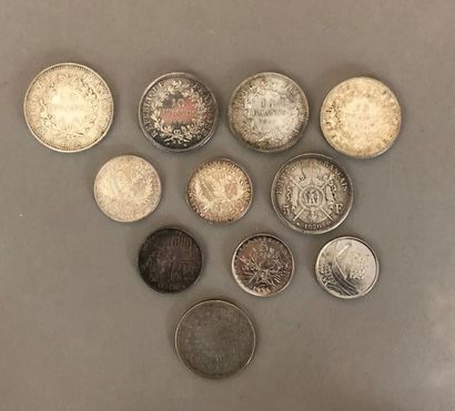 null Lot de 11 pièces, certaines en argent :
- 10 francs, 1965, 1967, 1974
- 50 francs,...