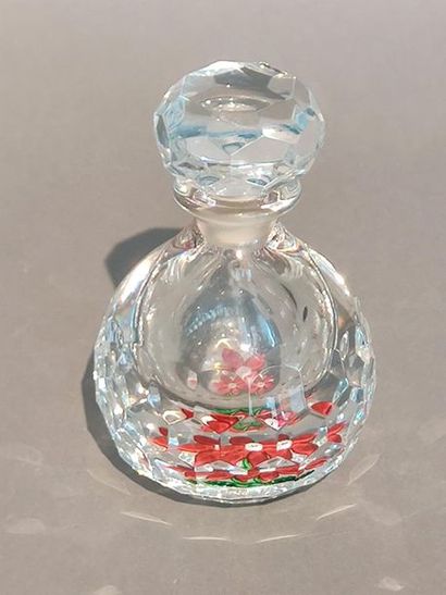 null SAINT - LOUIS
Flacon de parfum Ivoire de Balmain en sulfure à décor d'une clématite...