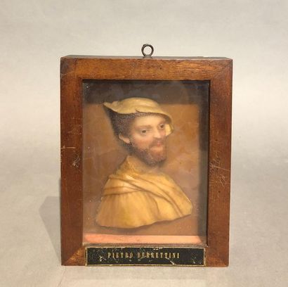 null Deux portraits d'hommes en cire.
XIXème siècle
16,5 x 13,5 cm avec le cadre