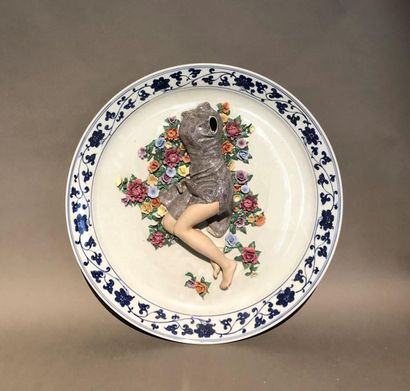 null Grand plat en porcelaine bleu-blanc
Sculpté d'une femme allongée dans un parterre...