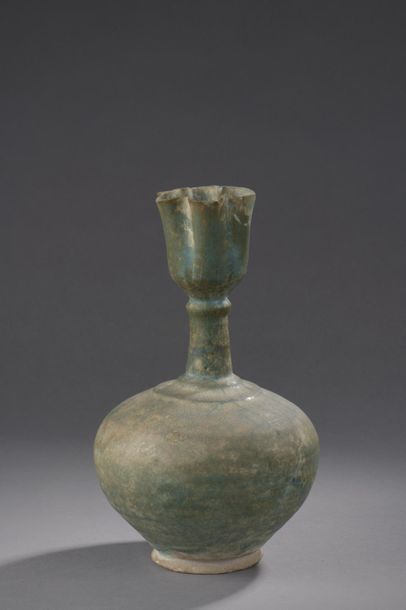 null Vase en céramique turquoise, bec en corolle
Iran, art seldjoukide, XIIème siècle
Fractures...