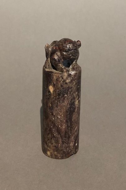 null Sceau (non gravé) en marbre sculpté d'une chimère. 
Chine. H. 7,5 cm