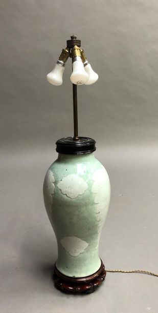null Vase en céramique verte et blanche monté en lampe, support accidenté.
H : 42,5...