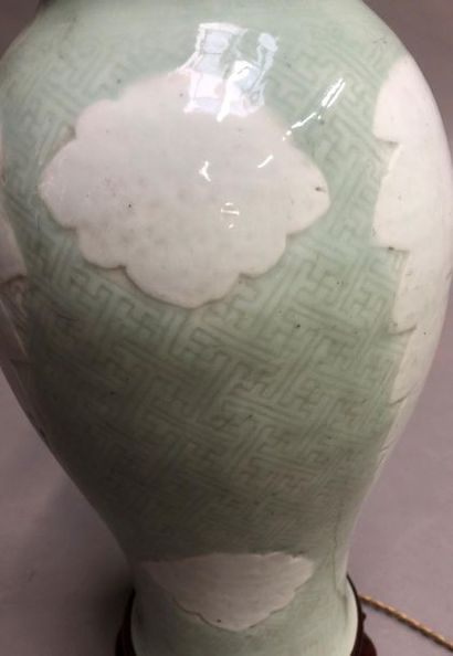 null Vase en céramique verte et blanche monté en lampe, support accidenté.
H : 42,5...