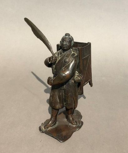 null Sujet en bronze figurant un personnage (un pêcheur ?) debout sur une terrasse,...