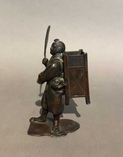 null Sujet en bronze figurant un personnage (un pêcheur ?) debout sur une terrasse,...