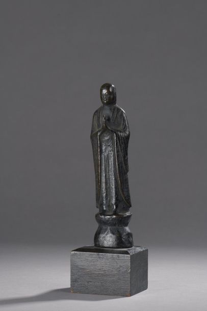 null Statuette en bronze à patine sombre figurant un Bodhisattva debout sur un socle...