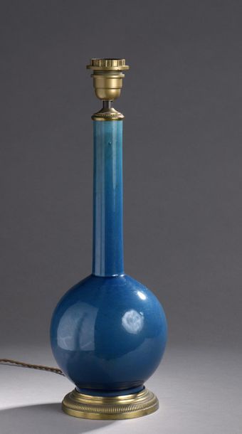 null Vase de forme bouteille à col haut en porcelaine émaillée bleu nuit, la monture...