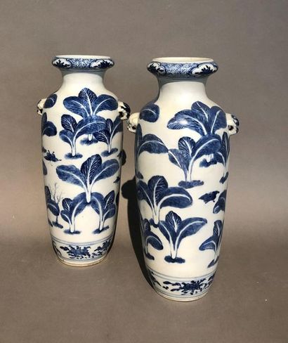 null PAIRE DE VASES BALUSTRES en porcelaine à décor en bleu sous couverte de bananiers,...