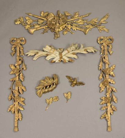 null Deux éléments décoratifs en bois doré sculpté de nœuds de rubans, feuillagés...