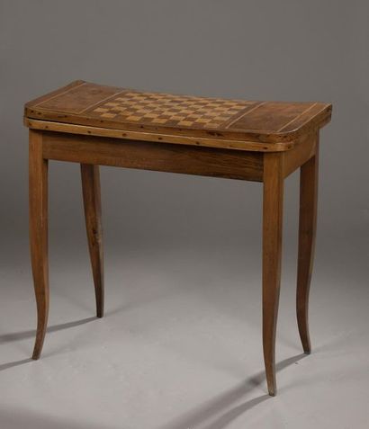 null Table à jeux en bois fruitier, XVIIIème siècle
Plateau à damiers reposant sur...
