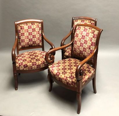 null Trois fauteuils à crosse en acajou, pieds postérieurs sabre
XIXème siècle, petits...