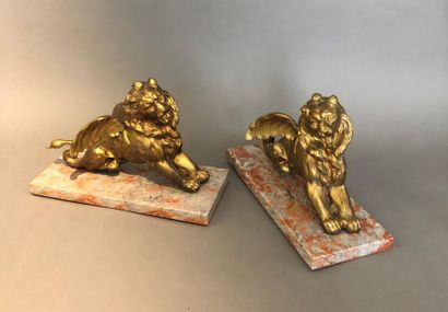null Paire de lions ailés en bronze doré, sur socles en marbre
Avec socle : 20 x...