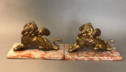 null Paire de lions ailés en bronze doré, sur socles en marbre
Avec socle : 20 x...
