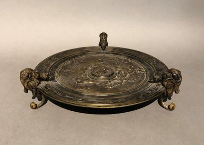 null Louis Émile CANA (1845-c.1895)
Coupe tripode en bronze patiné à décor de renards,...