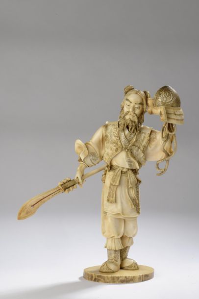 Sujet en ivoire, Benkei debout et armé d'une...