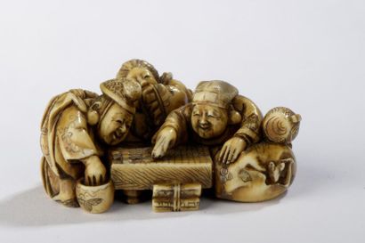 null Okimono en ivoire à patine jaune dans le style des netsuke, figurant Daikoku,...