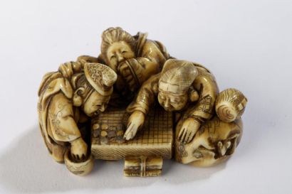 null Okimono en ivoire à patine jaune dans le style des netsuke, figurant Daikoku,...