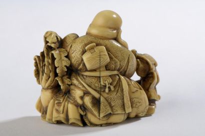 null Petit okimono en ivoire à patine jaune, dans le style des netsuke, Daikoku assis,...