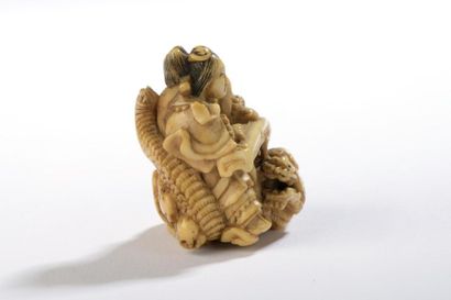 null Netsuke en ivoire à patine jaune, Benten jouant du Koto, assise sur un dragon.
Signé...