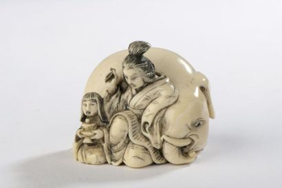 null Netsuke en ivoire, Benten et sa servante adossées à un éléphant, un œil de l'éléphant...