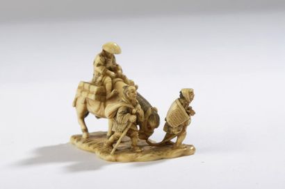 null Okimono en ivoire dans le goût des netsuke, un homme à cheval et deux accompagnateurs,...