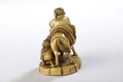 null Petit okimono en ivoire dans le style des netsuke, trois hommes et un cheval.
Signé...