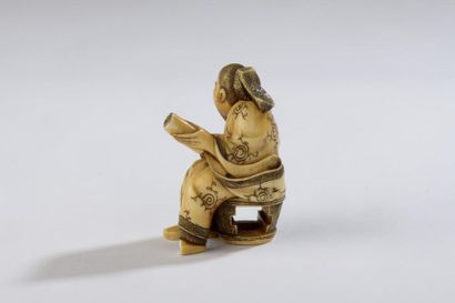 null Netsuke en ivoire, lettré assis sur tabouret, examinant un rouleau.
Manque au...