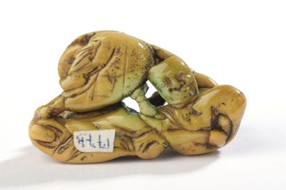 null Netsuke en ivoire à patine jaune, groupe de trois enfants, un jouant de la flûte,
l'autre...