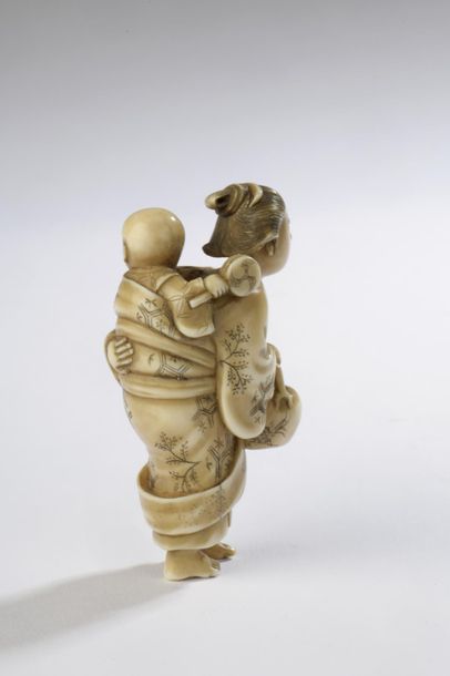 null Netsuke en ivoire, femme portant un jeune enfant dans son dos, une théière à...