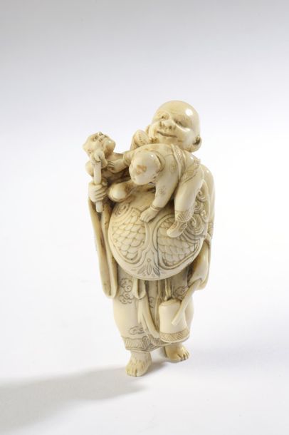 null Petit okimono en ivoire, dans le style des netsuke, moine debout portant en...