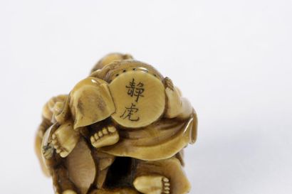 null Netsuke en ivoire, trois enfants au jeu, l’un avec un masque de théâtre d’Okame,...