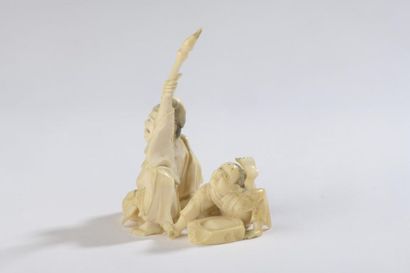 null Petit okimono en ivoire dans le goût des netsuke, un lettré accroupi, brandissant...