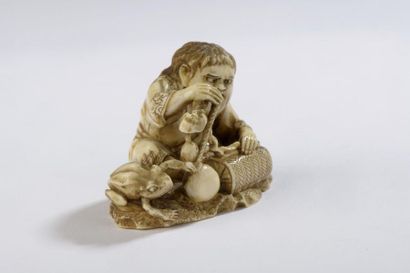 null Netsuke en ivoire, personnage assis aux prises avec un crapaud au sujet d’une...