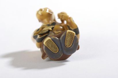 null Netsuke en ivoire, vieil homme debout, un éventail dans la main droite et une...