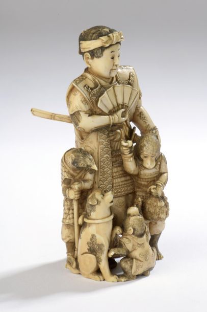 null Petit okimono en ivoire dans le style des netsuke, samouraï debout, avec à ses...