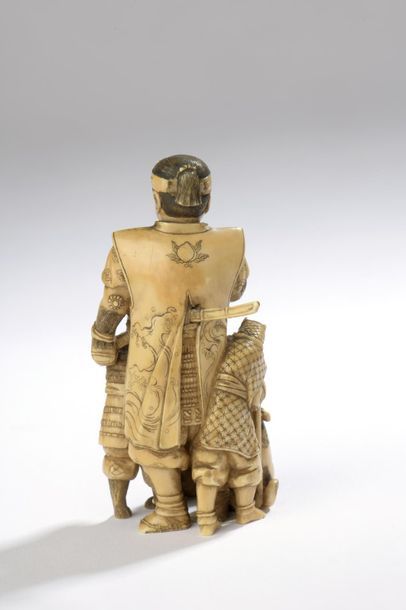 null Petit okimono en ivoire dans le style des netsuke, samouraï debout, avec à ses...