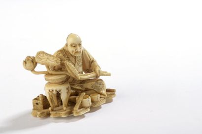 null Petit okimono en ivoire dans le style des netsuke, artisan assis en tailleur,...