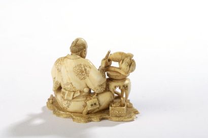 null Petit okimono en ivoire dans le style des netsuke, artisan assis en tailleur,...