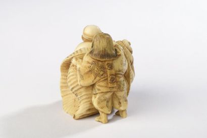 null Petit okimono en ivoire dans le style des netsuke, deux personnages transportant...