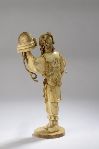 null Sujet en ivoire, Benkei debout et armé d'une hallebarde, brandissant son casque...