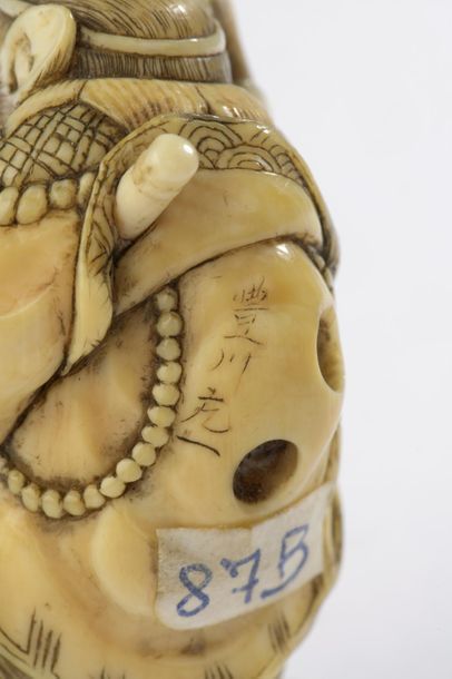 null Netsuke en ivoire, singe habillé en guerrier avec un grand bâton sous le bras.
Signé...