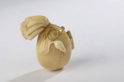 null Netsuke en ivoire, le sac de Hotei sur lequel un rat blanc grignote un cordage,...