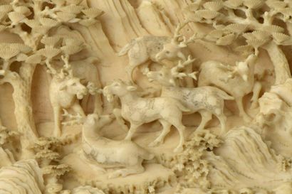 null Ecran de table en ivoire sculpté et ciselé, figurant les Huit chevaux du roi...
